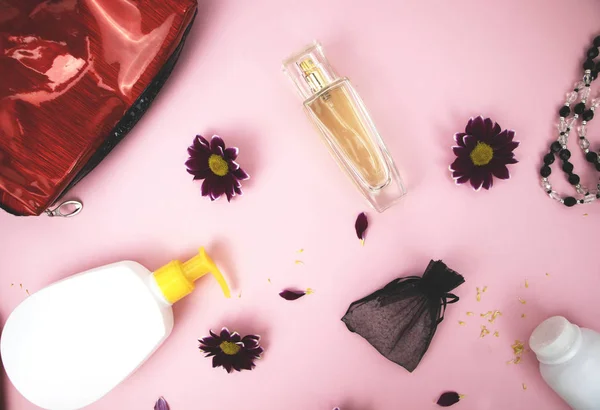 Kosmetyki Stole Kobietę Produktów Kosmetycznych Torba Kosmetycznych Higienicznych Różowy Tło — Zdjęcie stockowe