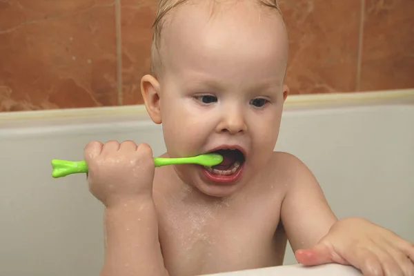 Rapaz Está Lavar Dentes Casa Banho Dentição Conceito Higiene Oral — Fotografia de Stock