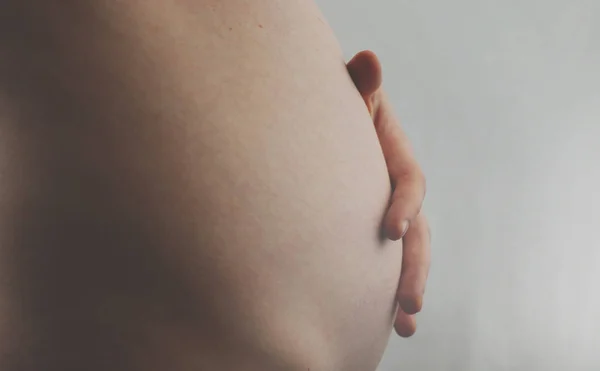 妊婦腹 妊娠の概念 番目または 番目の月です 番目の妊娠 妊娠中のおなかをクローズ アップ — ストック写真