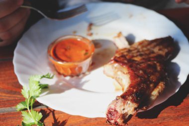 Kemik soslu domuz eti biftek