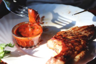 Kemik soslu domuz eti biftek