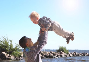 mutlu heyecanlı baba ve oğul yaz sahilde oynarken zevk yaşam