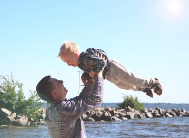 mutlu heyecanlı baba ve oğul yaz sahilde oynarken zevk yaşam