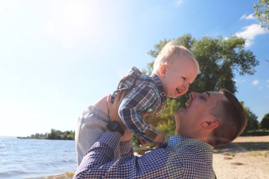 mutlu heyecanlı baba ve oğul yaz sahilde oynarken zevk yaşam