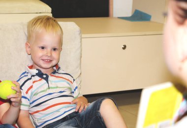 Eğitimci anaokulunda çocuk ile ilgilidir. Yaratıcılık ve çocuk gelişimi