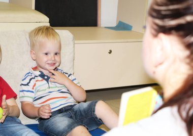 Eğitimci anaokulunda çocuk ile ilgilidir. Yaratıcılık ve çocuk gelişimi