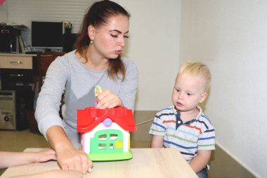 Eğitimci anaokulunda çocuk ile ilgilidir. Yaratıcılık ve çocuk gelişimi