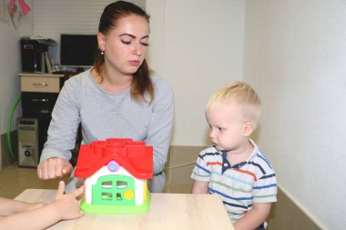 Eğitimci anaokulunda çocuk ile ilgilidir. Yaratıcılık ve çocuk gelişimi