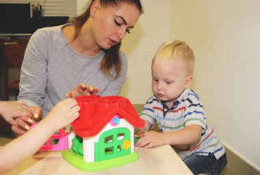 Eğitimci anaokulunda çocuk ile ilgilidir. Yaratıcılık ve çocuk gelişimi