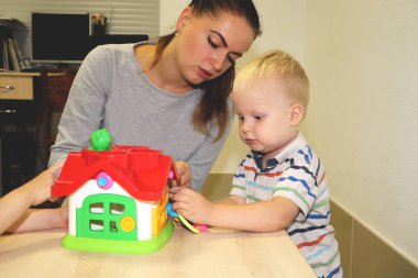 Eğitimci anaokulunda çocuk ile ilgilidir. Yaratıcılık ve çocuk gelişimi