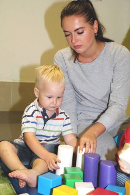 Eğitimci anaokulunda çocuk ile ilgilidir. Yaratıcılık ve çocuk gelişimi