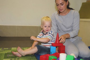 Eğitimci anaokulunda çocuk ile ilgilidir. Yaratıcılık ve çocuk gelişimi