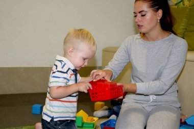 Eğitimci anaokulunda çocuk ile ilgilidir. Yaratıcılık ve çocuk gelişimi