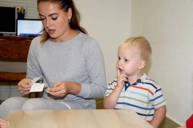 Eğitimci anaokulunda çocuk ile ilgilidir. Yaratıcılık ve çocuk gelişimi