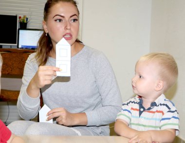 Eğitimci anaokulunda çocuk ile ilgilidir. Yaratıcılık ve çocuk gelişimi
