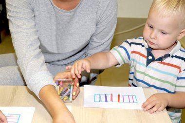 Eğitimci anaokulunda çocuk ile ilgilidir. Yaratıcılık ve çocuk gelişimi