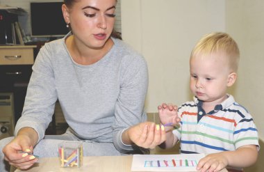 Eğitimci anaokulunda çocuk ile ilgilidir. Yaratıcılık ve çocuk gelişimi