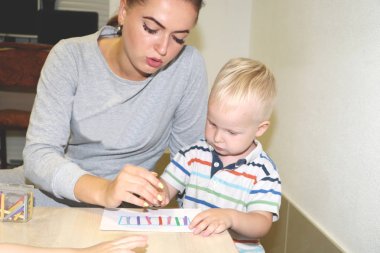 Eğitimci anaokulunda çocuk ile ilgilidir. Yaratıcılık ve çocuk gelişimi