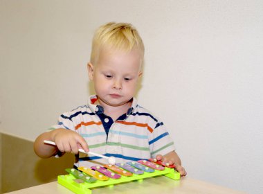 Eğitimci anaokulunda çocuk ile ilgilidir. Yaratıcılık ve çocuk gelişimi