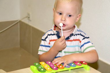 Eğitimci anaokulunda çocuk ile ilgilidir. Yaratıcılık ve çocuk gelişimi