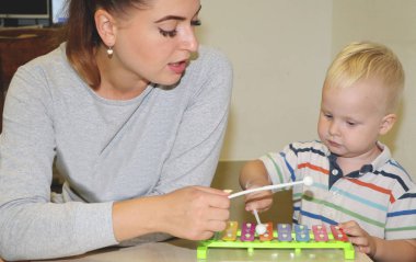 Eğitimci anaokulunda çocuk ile ilgilidir. Yaratıcılık ve çocuk gelişimi
