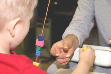 Eğitimci anaokulunda çocuk ile ilgilidir. Yaratıcılık ve çocuk gelişimi