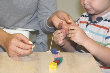 Eğitimci anaokulunda çocuk ile ilgilidir. Yaratıcılık ve çocuk gelişimi