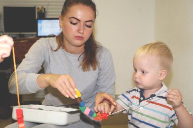 Eğitimci anaokulunda çocuk ile ilgilidir. Yaratıcılık ve çocuk gelişimi