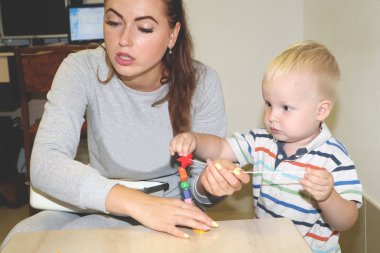 Eğitimci anaokulunda çocuk ile ilgilidir. Yaratıcılık ve çocuk gelişimi