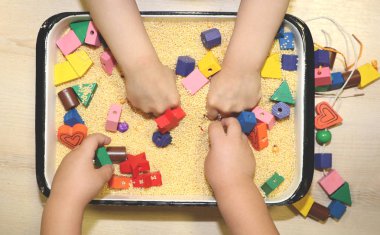 Çocuklar Kinetik kum, boğmaca ve okul öncesi tasarımcısında ile oynuyor. İnce motor kavramı geliştirilmesi. Yaratıcılık oyun kavramını.