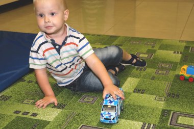 İki yıl çocuk çocuk ile otomobil oyun. Okul öncesi ve Çocuk Yuvası Kreşler çocuk, kapalı Bahçesi, yaşam kavramı için eğitici oyuncaklar