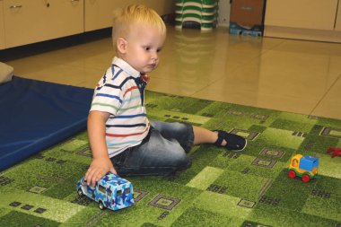 İki yıl çocuk çocuk ile otomobil oyun. Okul öncesi ve Çocuk Yuvası Kreşler çocuk, kapalı Bahçesi, yaşam kavramı için eğitici oyuncaklar