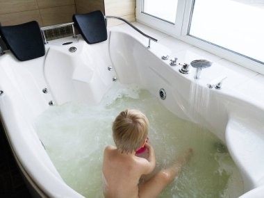 Sıcak küvet bir çocuk. Banyo yordamları, otel içinde yatsın. Fotoğraflar telefon, Mobil fotoğraf