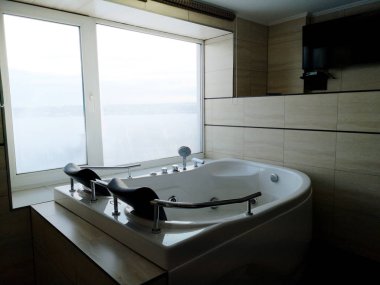 Otel odasında Jakuzi. Güzel manzara, dinlenme ve rahatlama. Fotoğraf üzerinden erişecekseniz ayna