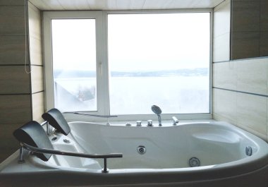 Otel odasında Jakuzi. Güzel manzara, dinlenme ve rahatlama. Fotoğraf üzerinden erişecekseniz ayna