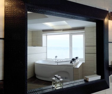 Otel odasında Jakuzi. Güzel manzara, dinlenme ve rahatlama. Fotoğraf üzerinden erişecekseniz ayna