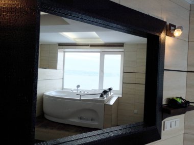 Otel odasında Jakuzi. Güzel manzara, dinlenme ve rahatlama. Fotoğraf üzerinden erişecekseniz ayna