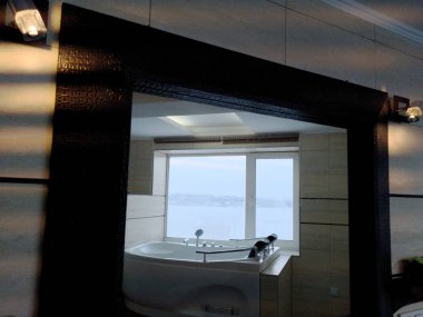 Otel odasında Jakuzi. Güzel manzara, dinlenme ve rahatlama. Fotoğraf üzerinden erişecekseniz ayna