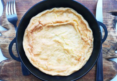 Bir tavada yumurta bir rustik tarzda bir fincan omlet