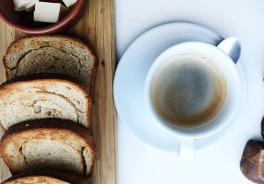 Lezzetli kahvaltı: kahve, kruton, bir tavada pişmiş yumurta. Ülke gıda