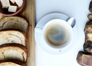 Lezzetli kahvaltı: kahve, kruton, bir tavada pişmiş yumurta. Ülke gıda