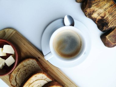 Lezzetli kahvaltı: kahve, kruton, bir tavada pişmiş yumurta. Ülke gıda