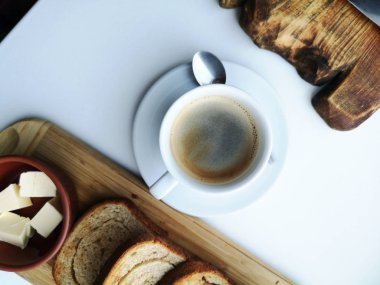 Lezzetli kahvaltı: kahve, kruton, bir tavada pişmiş yumurta. Ülke gıda