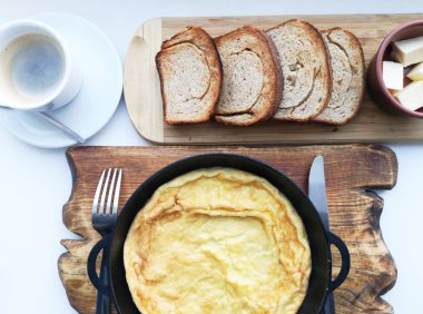 Lezzetli kahvaltı: kahve, kruton, bir tavada pişmiş yumurta. Ülke gıda