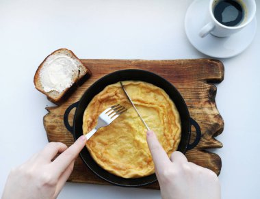 Lezzetli kahvaltı: kahve, kruton, bir tavada pişmiş yumurta. Ülke gıda