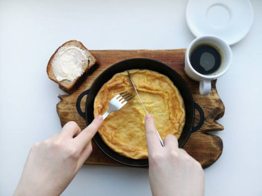 Lezzetli kahvaltı: kahve, kruton, bir tavada pişmiş yumurta. Ülke gıda