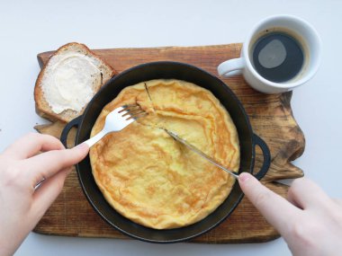Lezzetli kahvaltı: kahve, kruton, bir tavada pişmiş yumurta. Ülke gıda