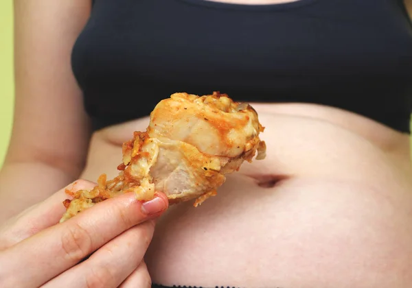押しながら食べて太った女性はフライド チキンです 食品とヘルスケアの概念 — ストック写真
