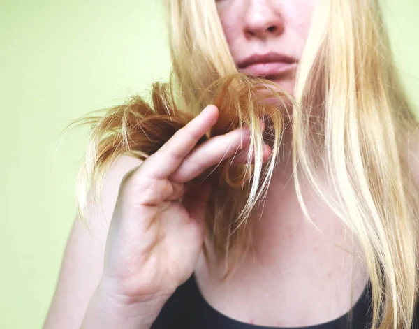 Поврежденные Волосы Красивая Грустная Молодая Женщина Длинными Распущенными Волосами Повреждение — стоковое фото