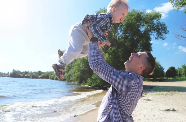 Heureux Excité Père Fils Jouant Sur Plage Été Profiter Vie — Photo